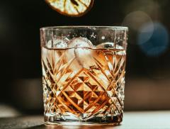 L’arte del ghiaccio perfetto: forme, tecniche e perché cambiano il gusto di un drink