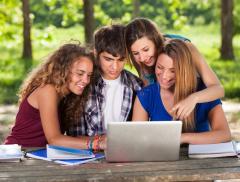 La Generazione Z? Green, ma a metà: il 70% si dice sensibile all’ambiente, solo il 30% si sente davvero informato