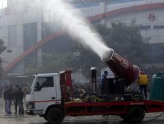 In India cannoni antismog sparano acqua per abbassare l’inquinamento