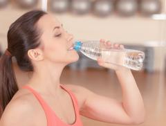 Bere acqua aiuta a combattere il dolore fisico