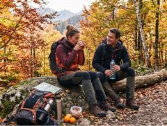 Trekking d'autunno la guida all'idratazione per le camminate del foliage