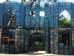 A Panama il primo villaggio al mondo costruito con un milione di bottiglie di plastica_alt tag