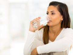 Acqua minerale alcalina: marche, benefici e ph