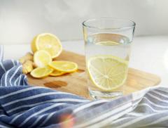 I benefici derivanti dal bere acqua e limone