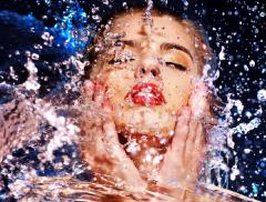 Bibliografia: Articolo healthline: https://www.healthline.com/health/beauty-skin-care/wash-face-with-cold-water  * Scientific Evidence-Based Effects of Hydrotherapy on Various Systems of the Body; Mooventhan A, et al. (Maggio 2014) The effect of cold showering on health and work: a randomized controlled. Buijze GA, et al. (2016)