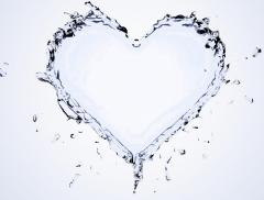 Nel brano “Agua” acqua e sete rappresentano un amore impossibile - In a Bottle