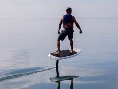 Volare sull’acqua? È possibile grazie ai surf elettrici - In a Bottle