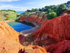 Lago di Bauxite in Salento: lo spettacolo del lago rosso di Otranto