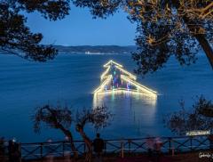 L’albero di Natale più grande al mondo sull’acqua? È stato realizzato in Italia