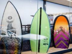 Arriva la tavola da surf in plastica riciclata 