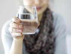 Bere acqua a stomaco vuoto è un toccasana per la nostra salute 