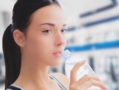 Quali sono i benefici di bere acqua per la cistite?