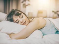 Bere acqua prima di andare a letto? Fa bene. Ecco perché