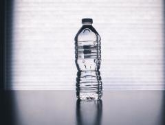 Bottle flip challenge, il gioco con le bottiglie di plastica