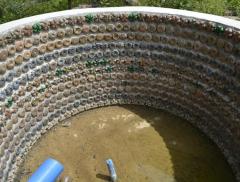 Bottiglie di plastica come mattoni per fare case in Nigeria – In a Bottle