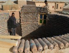 Case di bottiglie di plastica nel deserto algerino 