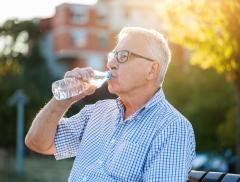 Come prevenire la disidratazione negli anziani - In a Bottle