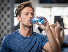 Cosa succede quando gli atleti bevono acqua fredda 