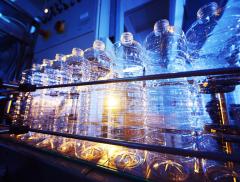 Crysalis, la macchina che trasforma rifiuti di plastica in benzina – In a Bottle