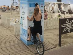 Eco-compattatori e “ricyclette” in spiaggia per un’estate più sostenibile