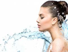 Face Mist, l’acqua idratante spray per la salute del viso in estate