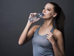 Idratazione e cervello: bere acqua rende sazi alt_tag