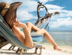 Scopri tic e manie degli italiani in spiaggia alt_tag
