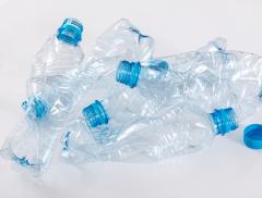 Riciclo plastica, l’UE recupera 66 miliardi di bottiglie in PET