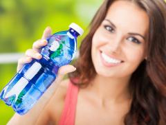 I 10 motivi per cui bere acqua fa bene