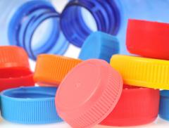 Riciclo delle bottiglie in plastica? Da oggi è meglio con il tappo
