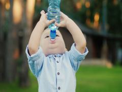 I bambini che bevono poco soffrono di tosse più degli altri 