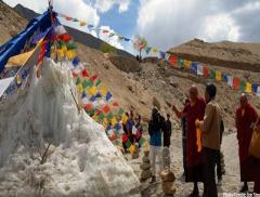 Sull’Himalaya la siccità si affronta con i ghiacciai artificiali