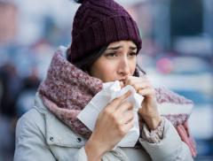 Influenza e raffreddore si combattono con idratazione e riposo 