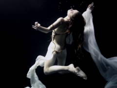 Jose G Cano, il fotografo che ritrae le donne sott'acqua 