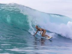La storia di Bethany Hamilton, surfista con un braccio solo a cavalcare le onde - In a Bottle