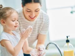 “Save Lives: Clean Your Hands”, tre video divertenti per spiegare ai bambini come lavarsi le mani - In a Bottle