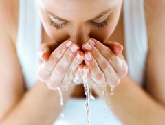 Lavarsi il viso con l’acqua frizzante fa bene, scopri perché 