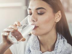 L'importanza dell'acqua nel corpo umano: funzioni, benefici e come mantenersi idratati