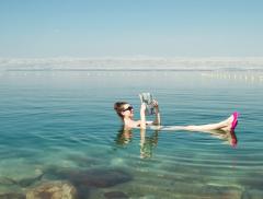 Perché nel Mar Morto si galleggia più facilmente? - In a Bottle 