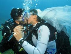 Sposarsi sott’acqua, lo speciale “Si” nelle acque pugliesi - In a Bottle