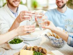 Natale, tre buoni motivi per bere acqua durante i pranzi e le cene delle Feste - In a Bottle