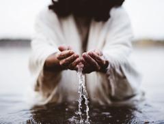 Pasqua, l’acqua come simbolo di vita e rinascita nel cristianesimo - In a Bottle