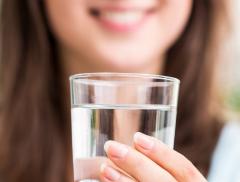 Perché una corretta idratazione è alleata del nostro sorriso 