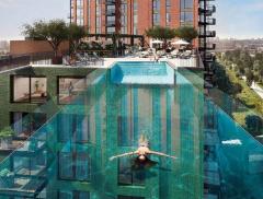 Sky Pool, arriva a Londra la prima piscina sospesa nel vuoto