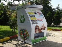 Pugedon, riciclando le bottiglie di plastica si aiutano i randagi