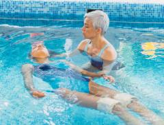 Riabilitazione post-intervento, tutti i benefici derivanti dall’acqua terapia - In a Bottle