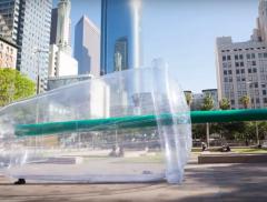 Giant Plastic: una scultura contro l'inquinamento alt_tag