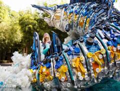 Washed Ashore è una mostra di opere d'arte realizzata riciclando materiale di scarto come le bottiglie di plastica. Dall'idea di Haseltine Pozzi