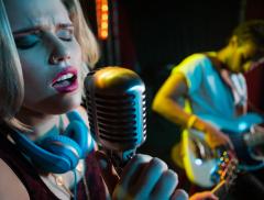Giornata Mondiale della Voce, l’importanza di mantenersi idratati per i cantanti - In a Bottle