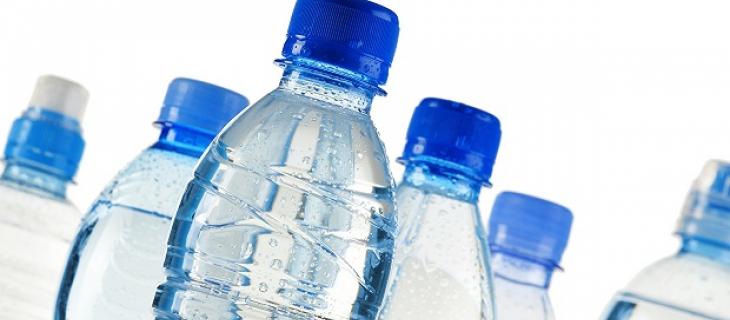 Successo dell'acqua in bottiglia in America, attenzione per la salute